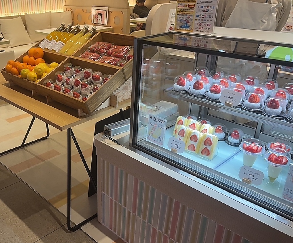 店頭ではフルーツサンドケーキ、旬のフルーツ、珈琲、紅茶をテイクアウできます。