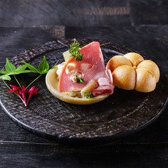 ピスタチオ入りモルタデッラとブランダーダ ペコリーノ添え