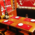 【テーブル：最大4名様掛け】ご家族でのランチやディナーにも◎赤を基調とした配色とインテリアの木目の温かさは、旅先の方な雰囲気も醸し出しています♪