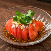 トマトの中華冷菜。フレッシュなトマトに特製中華ドレッシングを回しかけた一皿。自然な酸味と甘みが際立つ、お箸休めやお酒のお供に最適な冷菜。