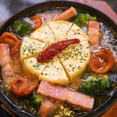 丸ごとカマンベールとベーコンのアヒージョ