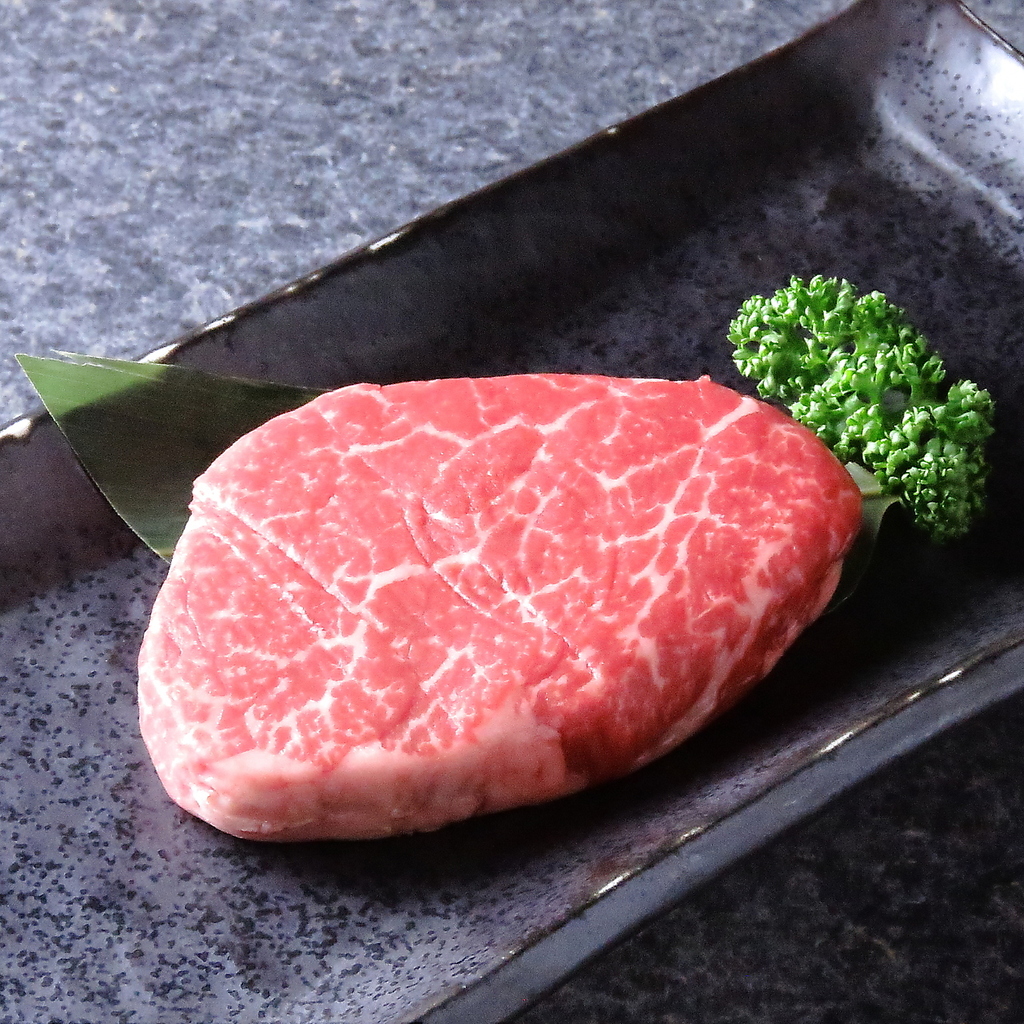 肉本来の旨味が強く驚くほど柔らかな食感の「極上ひれ シャトーブリアン」。見つけたら必食の1品。