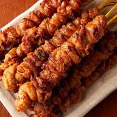 【本場博多とり皮】 アツアツジューシーなとり皮！外はカリカリ、中はモチモチのとり皮は、当店のイチオシメニューです。※数量限定 お一人様１０本まで