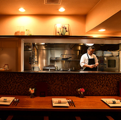 シェフが腕を振るう様子を目の前で楽しめる、ライブ感満載のお席です★調理の香りを間近に感じることができ、大切な人とのデートや、お一人での利用にもぴったりです♪テーブル席と同じ高さの椅子ですのでご高齢の方も安心です♪