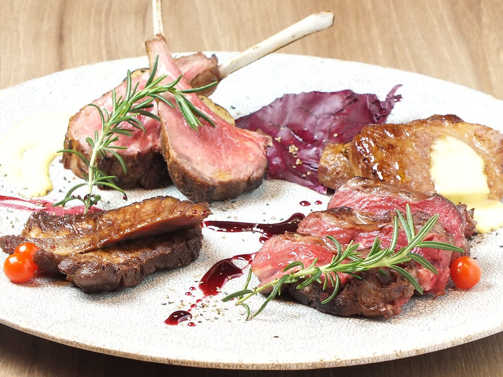 秋には、北海道旭川・富良野から直送の『エゾ鹿 ジビエ』を提供しております。