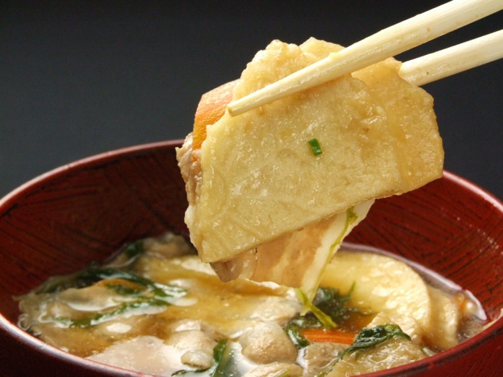 「せんべい汁」青森県、八戸名物。醤油ベースで煮立てた汁に、煎餅を入れて…