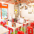 〈テーブル24席〉メニュー看板から椅子までアジアの雰囲気を感じる内装です。白と赤を基調としたカラフルな店内は写真映えも◎テーブル上には各国の調味料もご用意しております！