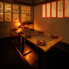 【2階】仕切りが付いた半個室！最大16名様までご利用いただけますので、宴会シーンにピッタリ！飲んで、食べて、語って、日頃の疲れをリフレッシュしてください！新橋でのどんなシーンにも最適です！