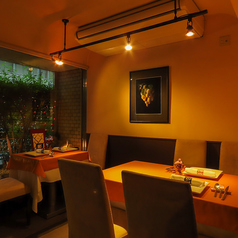 1名様から6名様までご利用いただけるテーブル席は、様々なシーンで活躍です！ゆったりとした空間で、周りを気にせずお食事を楽しめるので、お子様連れのご家族も安心です♪