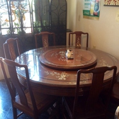 回転テーブルで中国料理をお楽しみください。