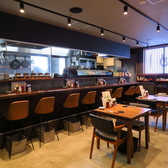 当店では、家族や友人との特別な時間を大切にするために、半個室のお座敷を完備しています。周囲を気にせずにゆったりとした会話を楽しむことができるプライベートな空間が魅力です。家族との集まりやお祝い事、ビジネスの会合など、様々なシーンに対応可能。特別なひとときを心ゆくまで味わえる環境です。