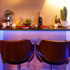 仕事終わりにふらっと立ち寄りたくなる、自分だけのカウンター席。二人並んで話したいデートにも人気です。しっかりとスペースを確保し、適度な距離感のあるカウンターは上質そのもの。ゆっくりと羽を伸ばしてご寛ぎいただけますよ♪おひとりさまもお気軽にどうぞ！