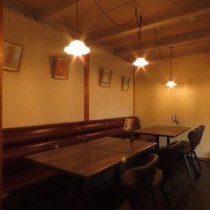 木の温もりが感じられる広々としたテーブル席は、ご友人やご家族とのお食事に最適です。