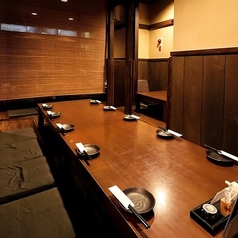 【掘りごたつ半個室/8名様×1卓・4名様×2卓】足を伸ばしてゆったりとくつろげる、和の風情を感じる掘りごたつ半個室です。ロールスクリーンで仕切っての少人数利用はもちろん、テーブルを繋げ最大16名様までの中規模宴会にも対応可能。周りを気にせずワイワイ盛り上がりたい宴会に最適なお席です。