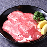 「上塩タン」1000円。価格が上がる牛タンをこの価格で提供できるのは仕入れに強い黒ぎゅうだからこそ