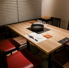 2～4名様でご利用いただけるテーブル席。仕切りを取り、お席を連結させることの可能です。最大8名様でのご利用が可能です。