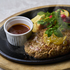 《ハーフビュッフェ　メイン料理》ニューアカオ特製ハンバーグ