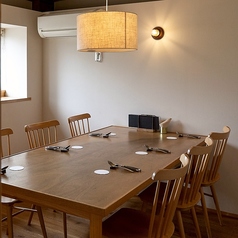 【2F】完全個室のお席をご用意しております。人気のお席の為、お電話ご予約にて確認の上ご来店ください。ネット予約ではお承り致しておりませんので、ご注意下さいませ。基本的には4名～予約承りますが、コース予約のお客様を優先させていただきます。