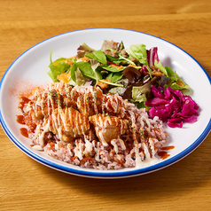 スパイシーチキンとフレッシュ野菜のプレート