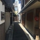 四条通りの東の突き当たり。八坂神社さんの階段から祇園の京町家へ(12)右手に見えてくるのが結構有名な「佐々木」さんがあったお店に入られた、こちらも有名な「山玄茶」さん。そのまま進んで北隣、路地の右手前角(南東角)が「京都祇園 川村 料理平」です。