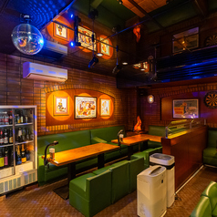 店内はウッディーな趣で、ゆったりとした空間が演出されています。こだわりのインテリアが、温かみのある雰囲気を醸し出し、心地よい時間を提供します。ピアノやライブが行われることで、皆様の楽しいひとときをさらに盛り上げます。友人や家族との特別な集まりや、デートにも最適な場所です。