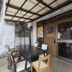 開放感たっぷりの特等空間です。心地よい風を感じながら、焼き物の香ばしい匂いや店内のにぎわいがほどよく混ざり合い、自然と気分も高まります。仲間とわいわい盛り上がるのはもちろん、仕事帰りに一杯ひっかけるだけでも気持ちが軽くなる、季節を感じながら楽しめる人気の席です。