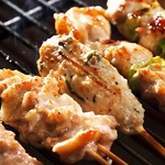 1串1串ジューシーに焼き上げた焼鳥が自慢！ 1串180円(税別)からとリーズナブル！ドリンクのお供にも