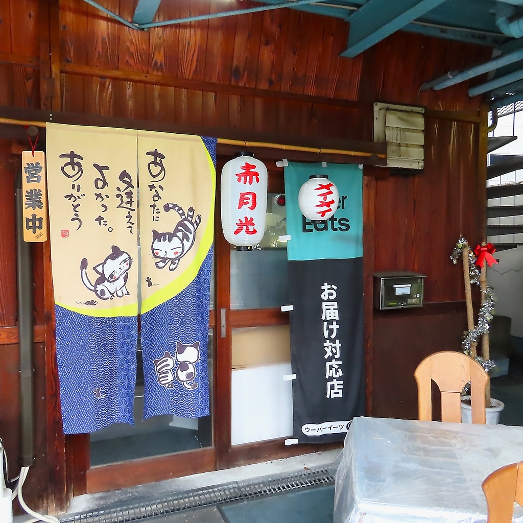 ライブ感のカウンター、寛ぎのテーブル、開放的なテラス。利用シーンで選べる3つの特等席をご用意。