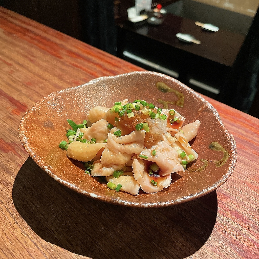 常連さん人気No.1の鶏皮ポン酢、プリプリさっぱり、是非一度ご賞味ください♪