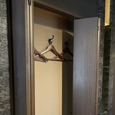 カウンター席には上着用のクローゼットをご準備しております。