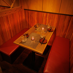 【3階】隣のお席と区切られた半個室！程よいプライベート感を確保したスペースで、飲み会・宴会・女子会・合コンなどをお楽しみいただけます！昔懐かしいレトロな雰囲気の空間は居心地も抜群です！