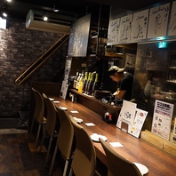 目の前の鉄板で店主のダイナミックな技を見られます！