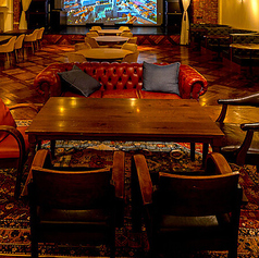 2～8名様までご利用いただけるソファーローテーブル席です♪