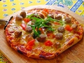 料理メニュー写真 自家製ウィンナーとトマトのピザ