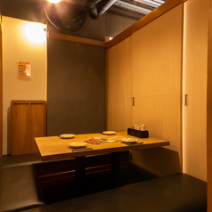 ≪個室≫2～5名様までの掘りごたつ個室を3室ご用意。足を伸ばしてくつろげるのが魅力。接待や顔合わせなど人目を気にせずにお食事したい時にオススメです。