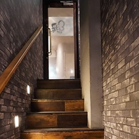 地下にある隠れ家のようなお店。落ち着きのある照明が◎