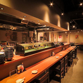 カウンター席は一人でのリラックスやデートに最適な場所です。料理が作られる様子を楽しみながら、美味しい料理を心ゆくまで味わえます。また、友人や家族と特別な時間を過ごせるテーブル席もご用意。素敵なひとときをお楽しみください！