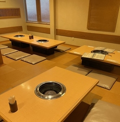 4名様掛けのテーブル席は、会社の同僚との飲み会や、気の合う仲間との食事会にもぴったりです。美味しいお料理を囲んで、思い出に残る楽しい時間をお過ごしいただけます。和やかな雰囲気の中、会話も弾みますよ♪