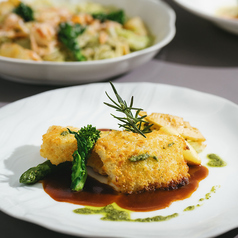 若鶏の香草パン粉焼き ローズマリー風味 ~サフランライス添え~