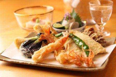 季節の旬の食材にこだわり、軽い衣でサクっと揚げた天ぷらを五感でお楽しみ下さい。