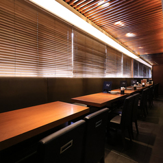 窓際のテーブル席は、広々とした空間でリラックスしながら食事を楽しめます。