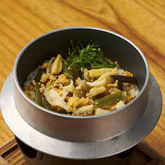 うにとあわび、茎わかめの〈いちご煮〉風釜飯