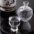 こだわりの日本酒も種類豊富に取り揃えております。中には期間限定の希少なボトルもございますので、是非お試しください。