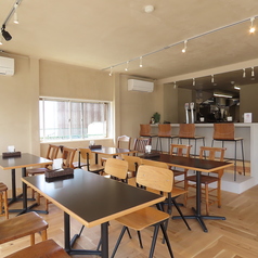 4名様用のテーブル席を4卓ご用意しています♪ご家族やご友人とのカジュアルな食事シーンに最適なお席です。アットホームな雰囲気の中、美味しい料理を囲んで楽しいひとときをお過ごしください。お待ちしております！