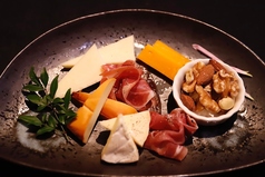 生ハムとチーズの盛り合わせ