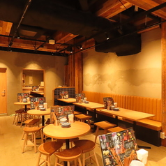 オープンキッチンのすぐ隣のお席です。3名様までの小さな円卓は、友達との親密な会話に最適です。そして、みんなで集まるための大きなテーブルも完備。賑やかな集まりや特別なイベントにも対応できる柔軟なレイアウトが魅力的！