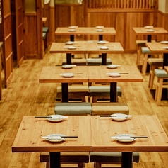 使い勝手抜群！サクッとハイボール99円を一杯飲むのにも最適なのがオープン席！居心地良いかっこいい空間なのにコスパ抜群！