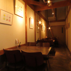落ち着いた雰囲気の空間で、ゆったりとした広い席をご用意しております。