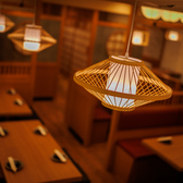 光と影が織り成す上質空間。都会の喧騒を忘れ大人の時間をゆったり堪能できる空間をご用意！2名～6名の少人数様向けのテーブル席などゆったりと優雅なお時間をお過ごし頂けるこちらのお席は、デートをワンランク上の仕上がりに！サプライズ演出できるデザートプレートもご用意しております！！