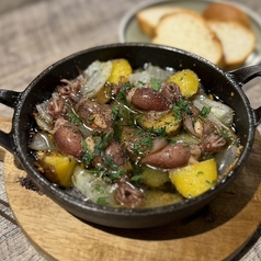 ホタルイカと新玉ねぎのアヒージョ　バケット付き